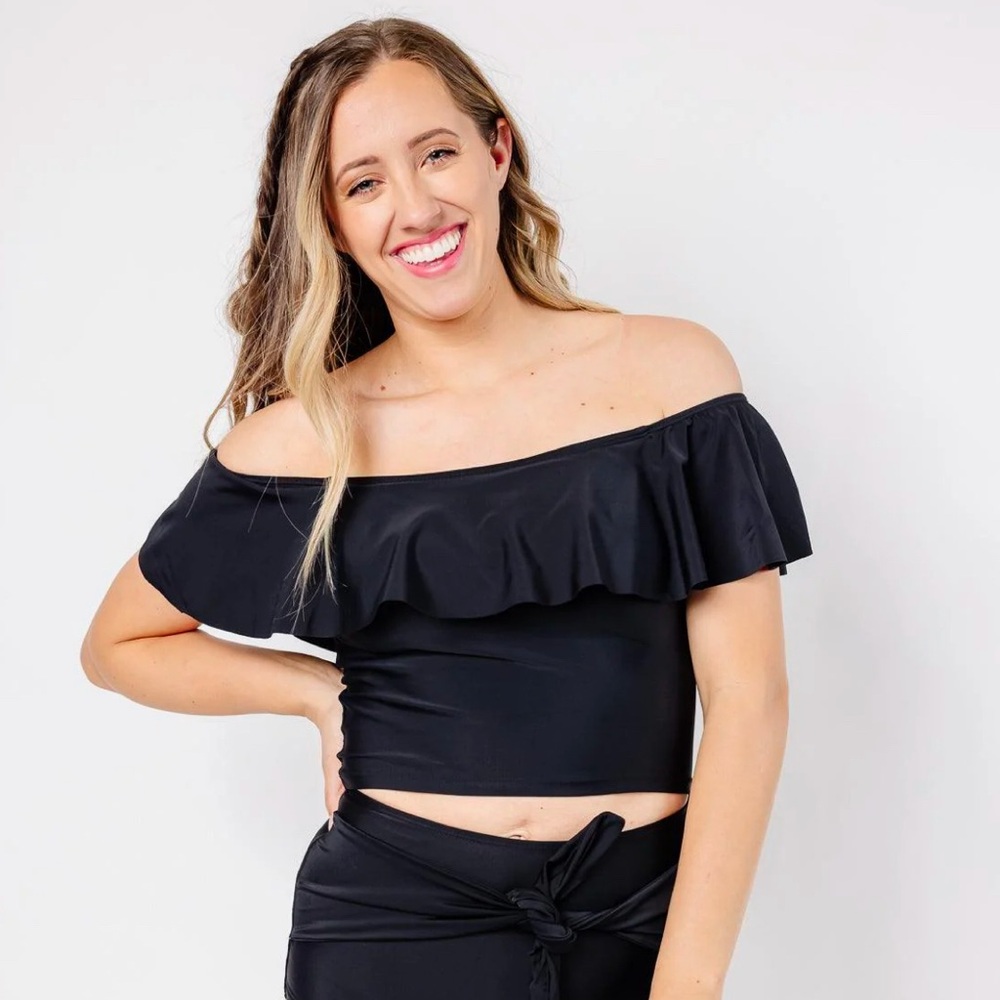 Kortni Jeane Ruffled Around Top in Black